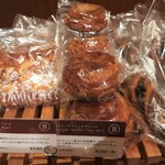 ブーランジェリー ブルディガラ - 抹茶のダマンドを包んだクイニーアマン、左ははちみつ風味のデニッシュにアーモンドクリームのアマンド・ミエル