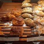 ブーランジェリー ブルディガラ - 発酵バターのしっとりクロワッサンやパン・オ・ショコラなどのヴィエノワズリー、レモン＆ホワイトチョコや紅茶＆ホワイトチョコのスイーツ系