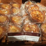 ブーランジェリー ブルディガラ - 主役のフルーツがどっさり豪華！キャラメリゼしたリンゴのポム・キャラメル、左はリキュールで香り付けした洋梨デニッシュポワール