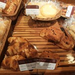 ブーランジェリー ブルディガラ - やっぱりヴィエノワズリーも外せない！クロワッサン・オ・ザマンドやそのショコラ版、奥はブリオッシュ生地にカスタードのブレッサンヌ