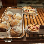 ブーランジェリー ブルディガラ - 華やかなタルティーヌはレンコンに鶏コンフィと柚子胡椒マヨ、カンパーニュ生地にはクランベリーとクリームチーズと間違いない組み合わせ