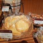 ブーランジェリー ブルディガラ - ブリオッシュにカスタードと間違いない組み合わせのブレッサンヌ、奥にはベーコンと粒マスタードのエピやバゲットロデヴ