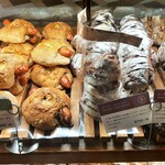 ブーランジェリー ブルディガラ - 右はライ麦30％生地にスパイスやチョコ、ドライフルーツのセーグル・スペシャリテ、左はウインナーにマスタードとザワークラウト