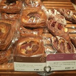 ブーランジェリー ブルディガラ - 右は赤ワイン生地にサラミとクリームチーズの組み合わせ、左はお芋や栗など秋を詰め込んだデニッシュ・オトン