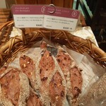 ブーランジェリー ブルディガラ - 見た目もインパクト抜群！仏産赤ワイン100％で仕込んだ生地にカシューナッツとレーズン入り、ヴァンブルディガラ