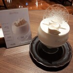イシヤカフェ - 料理写真:パフェと共に持って来て下さる説明書き、白いクリームの中には色々な味や食感が隠れています