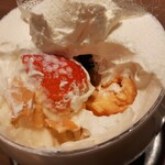 イシヤカフェ - 料理写真:真っ白なクリームの下には、ゴロッと大きな苺やベリー、サクサク香ばしいラング・ド・シャにメロンやミルクのジェラートまで