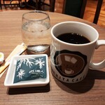 イシヤカフェ - ドリンク写真:大きなマグで提供されるたっぷりのブレンドコーヒー、白い恋人が1枚付いてくるのも嬉しい!