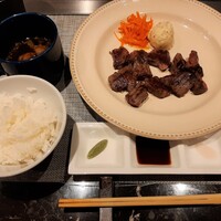 ステーキ＆ワイン シュバルージュ - 藻塩やわさび、にんにく醤油でいただく黒毛和牛と国産牛切り落としステーキ100g1,600円、島根県産こしひかりも美味しい！