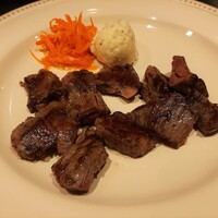 ステーキ＆ワイン シュバルージュ - 色々な部位を使う切り落としステーキは、赤身もあればサシの入ったお肉もあり甘い脂がとろける～