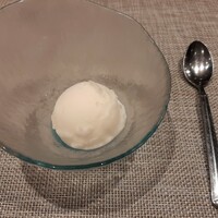 ステーキ＆ワイン シュバルージュ - お口直しのシャーベットは爽やかなレモン風味、シャリシャリと冷た過ぎず口当たりまろやか