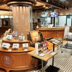 イシヤカフェ - 内観写真:チョコレート工場をイメージしたお店は、店頭に設置されたチョコが流れる滝が存在感抜群