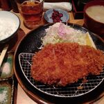 平日昼限定のロースかつ定食（ごはん少なめ）