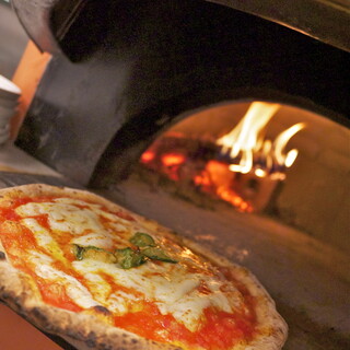 種類豊富な本格薪窯ピザ