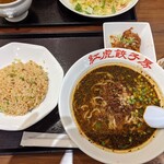 Benitora Gyouzabou - 黒胡麻担々麺・半炒飯・油淋鶏セット