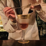 BAR 3rd cork - マンハッタン：グラスへ注ぎ中