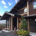 カフェ モンタナ - 入り口の木には、オーナメントの飾り