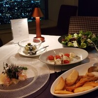 オーシャン カシータ - オリーブ、サラダ、カプレーゼ、鯛のカルパッチョ、フライドポテト なかなか豪華なラインナップ