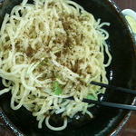 Tsukemen Ichimori - 黒七味をかけた麺です