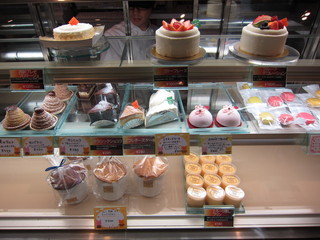 Sutoroberifiruzu - 店内のケーキのディスプレイです。