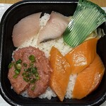 大漁丼家 - サーモンぶりとろ丼