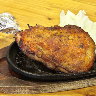 Sanuki's specialty, ``Honetsukitori,'' is crispy on the outside and plump and juicy on the inside.