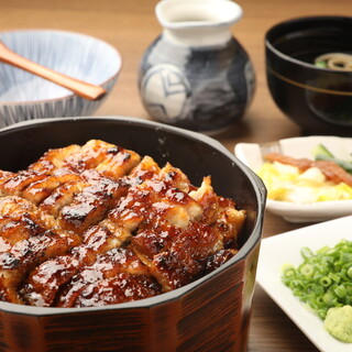 酥脆，濃厚。稻生的鰻魚飯。