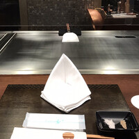 鉄板焼 楠 - カウンター席へ