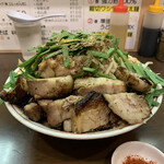 自家製麺 まさき - 【2020.11.28】山椒汁なし850円+豚増し150円 全増しのサイドビュー。