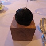 オーベルジュ・オー・ミラドー - シュークリーム 竹炭を練り込んだ皮にトリュフクリーム