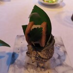 オーベルジュ・オー・ミラドー - パイ生地の中にイカとサザエを練り込んだシーフードバター　キャビア