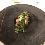 オーベルジュ・オー・ミラドー - 舞茸を発酵させて燻製、パセリとバターをあわせたソース　駿河湾のシラス、バスクの唐辛子