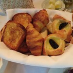 オーベルジュ・オー・ミラドー - 朝食の6種の焼きたてパン