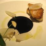 カセント - 甘鯛の低温ソテー・イカ墨と大蒜ペーストソース