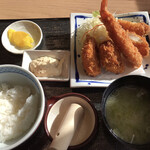とんかつ・天ぷら 華な美 - ミックスフライ定食 ごはん小盛り
（いか えび 牡蠣）