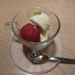 むさしの森珈琲 - アイス盛合せ　バニラアイス/カシスソルベ　単品　400円+税