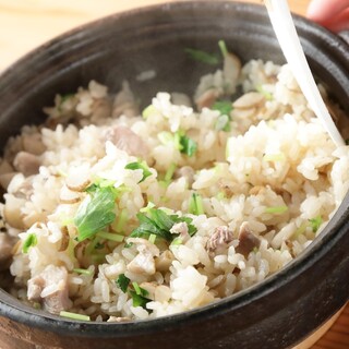 “Takikomi rice cooked in an earthenware pot” using seasonal ingredients