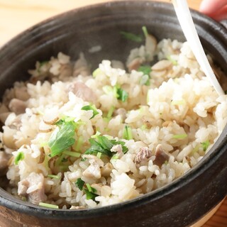 使用時令食材的“砂鍋煮飯”