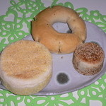 ベッカライ麦々堂 - パンです（イングリッシュマフィン、つぶアンパン、クリームチーズ・ペッパー）