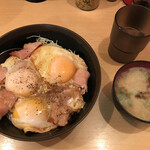 すすきの食堂  - ベーコンエッグ丼(680円)