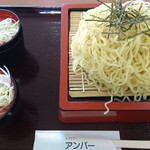 アンバー - 中華ざる520円+麺大盛200円、大盛なので麺汁も２セット付いてきました