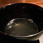 蒼 - 愛媛、藤本漁師の神経締め真鯛のコンソメ 
      先頭打者ホームランΣ(･ω･ﾉ)ﾉ！ 
      見た目は白湯、飲むと染み入るクリアーな旨味、香りしっとりとこの上ないコンソメです♪