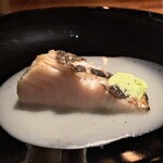 蒼 - 明石の(株)田幸一からの釣り鰆藁焼き 
      皮目だけを備長炭で焼いた鰆、この柔らかでふんわりとした食感に衝撃が走ります。
      添えている山葵が味わい円やかで、鰆本来の味を邪魔していません♪