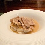 蒼 - 鱈、白子のムニエル　白トリュフ添え　鶏の丸鶏から作るシチューのソースに、シャンパーニュの酸味を加えた味わい、濃厚でクリーミーさに自然に寄り添っています。 それでいて、後味がすっきりとしているのです♪