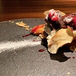 蒼 - パイ生地を崩し、その上にタルトタタン風に林檎のキャラメリゼ、カスタードクリームにメレンゲと生クリームを盛り付けています。 腹パン状態ですが、「デザートは別腹♪」美味しくペロッと完食しました♪