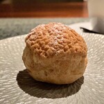蒼 - シュークリーム 
      営業中に焼き上げたという、シュー生地の食感がサクッとしてます。 
      バニラの風味が効いたクリームも、甘さすっきりで、コースのエピローグに相応しいお菓子です♪