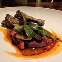 蒼 - 新潟、長岡の網取り真鴨　
                    噛むほどに旨味が拡がり、脂質の上品さが赤身を帯びた肉に充満してます。 
                    骨付きの部位は足の付け根、肉の歯応えの強靭さは、野生で運動をした筋肉質の証、凄いとしか言えません！