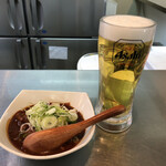 きしめん 住よし - 生ビール400円にどて煮300円。