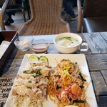 タイ村×ビーチルーム - カオマンガイ＆パッタイ