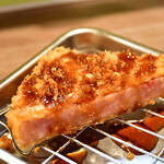 ぬくもり酒場　ほていちゃん - 厚切りハムカツ@330円：ソース、垂らしてみました。